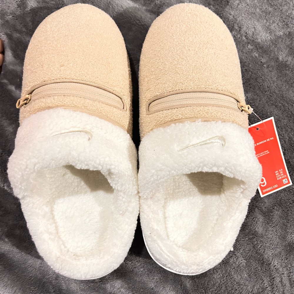 NWT Nike Beige and White Fleece Burrow Slippers
